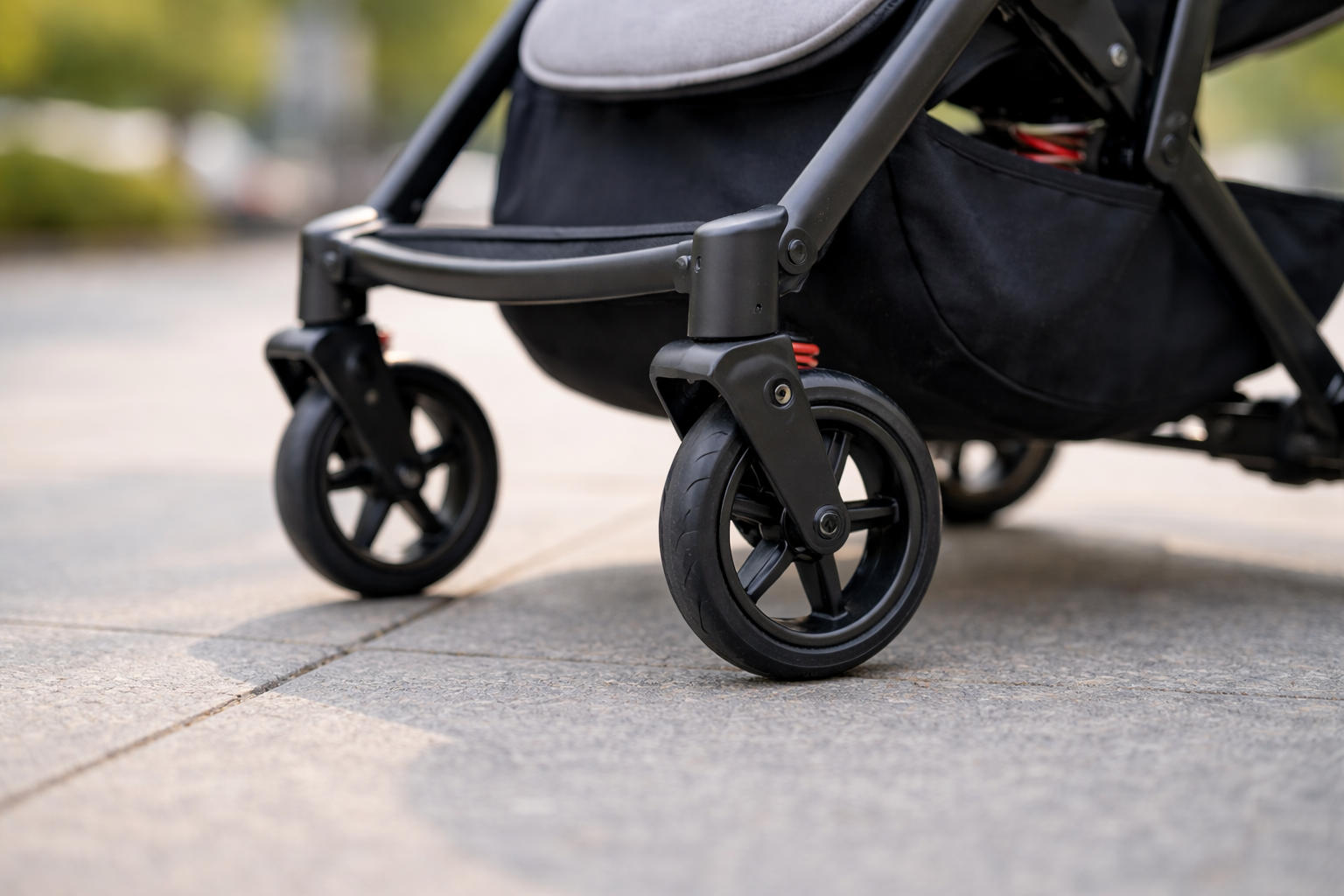 Moderne Kinderwagenräder auf Gehweg